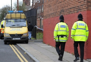 Autoritatile britanice cauta doi romani care ar fi amenintat ca vor decapita doua eleve ale unei scoli militare