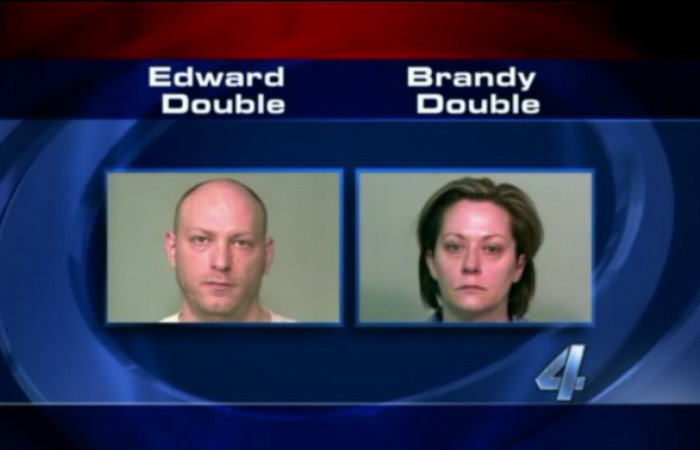 Un cuplu DEMENT - s-au filmat in timp ce faceau sex cu cainele!