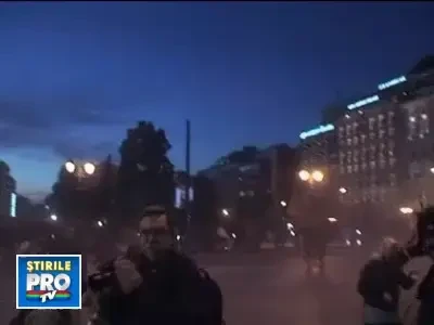 Pietre si masini incendiate! Tinerii greci, in razboi cu politia