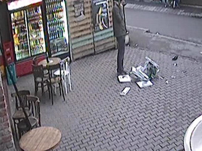 Romania: La un pas sa fie omorat de o imprimanta aruncata pe geam! VIDEO
