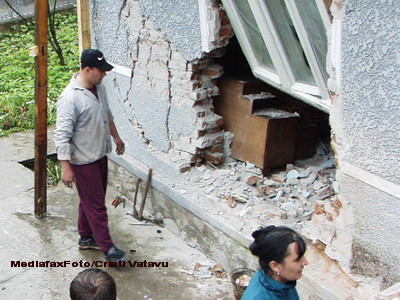 Un barbat a intrat cu masina direct intr-o casa si a fugit. Se grabea acasa