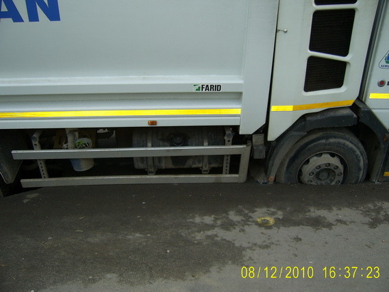 Drumuri de cosmar!O masina,cu rotile blocate intr-o gaura chiar in Capitala