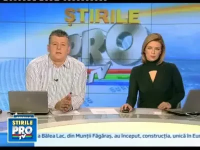 A vrut sa treaca peste calea ferata, dar masina i-a fost lovita de tren!