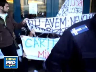 Proteste la Biblioteca Universitara! Sapte persoane, retinute de jandarmi