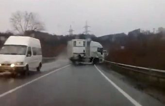 Tu crezi ca poti sa eviti un TIR care vine spre tine? VIDEO ULUITOR
