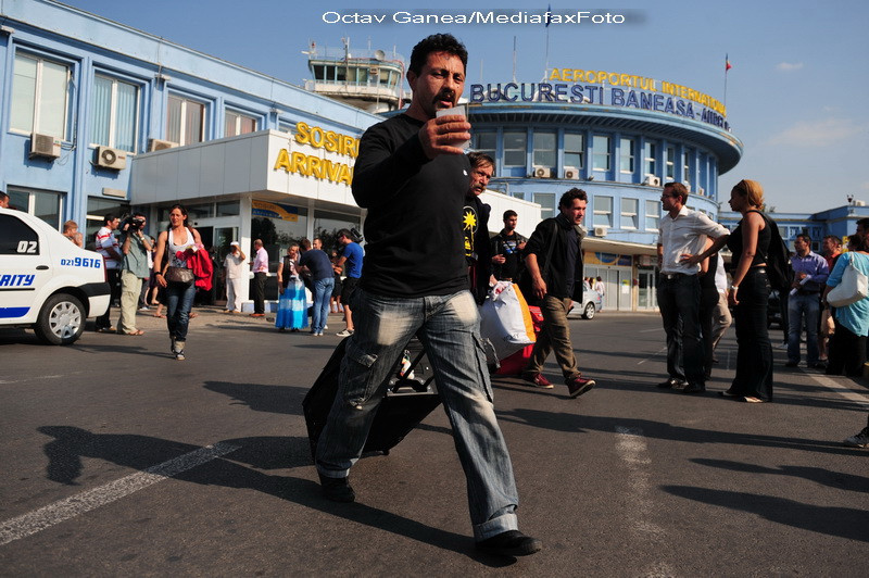 Incendiu la Aeroportul Baneasa din Bucuresti. Fumul s-a ridicat pana la cer