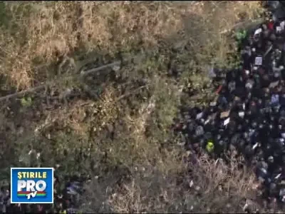 Haos la Londra! Mii de studenti au iesit in strada. Trei politisti raniti