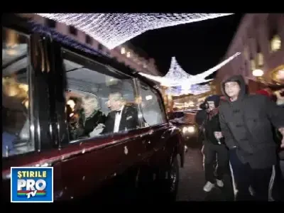 Masina in care se afla printul Charles, atacata de studentii protestatari