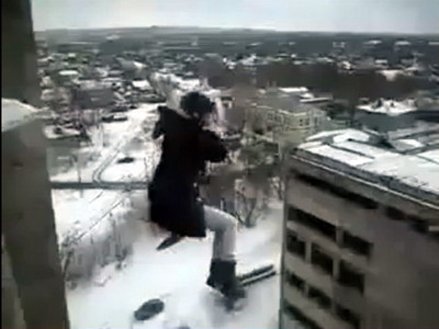 Adrenalina ruseasca! O tanara se arunca in gol, de pe acoperis. Video