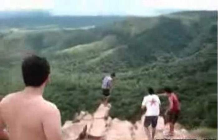 Un tanar se sinucide sub ochii ingroziti ai prietenilor – VIDEO DRAMATIC