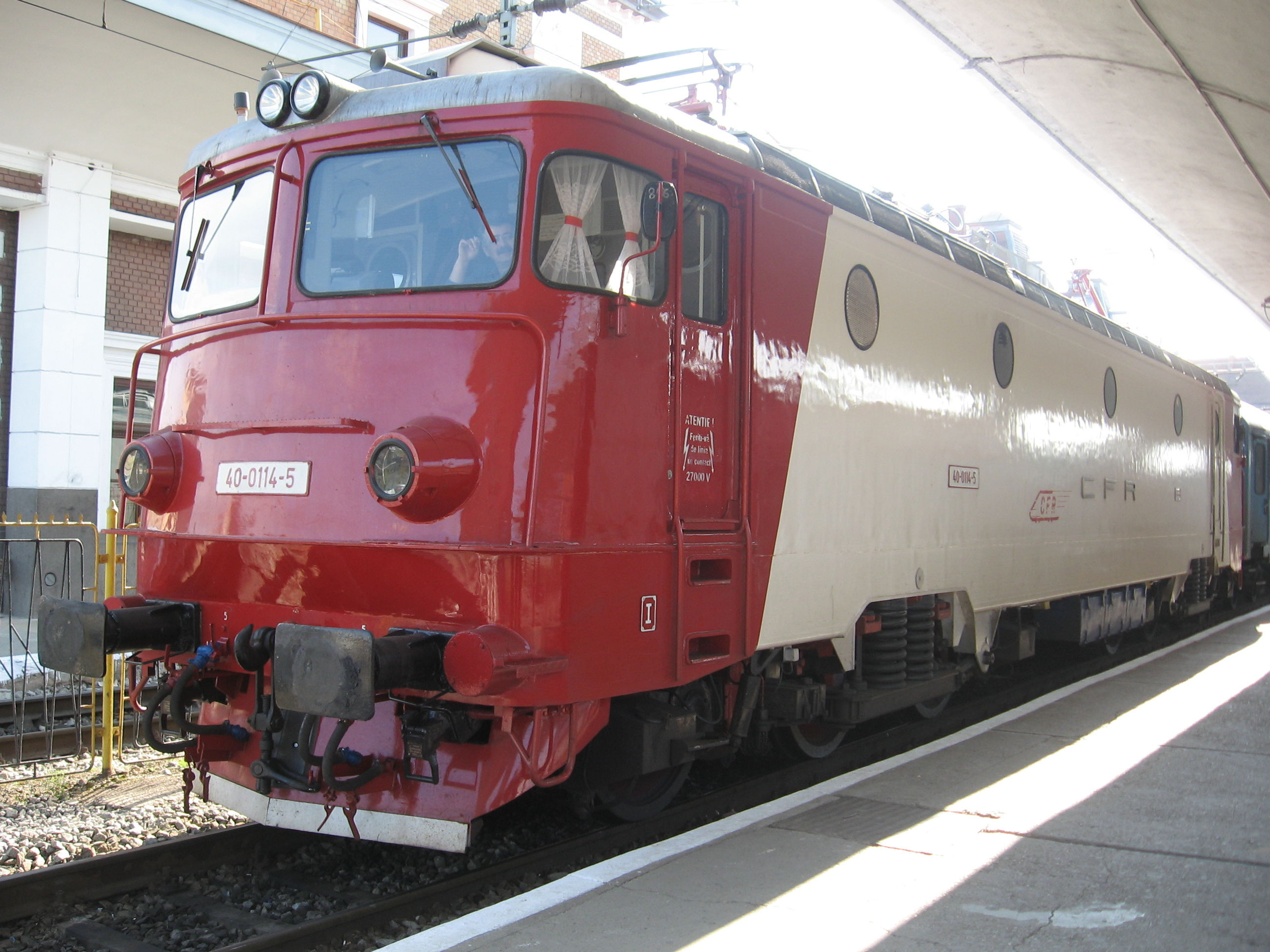 Trafic feroviar blocat intre Cluj si Oradea. Un TIR a cazut pe sine