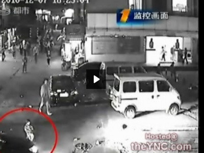 SOCANT! Copil de 3 ani uitat de mama in mijlocul parcarii, ucis de masina