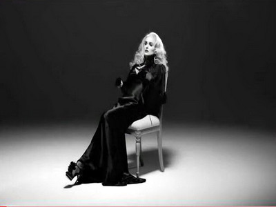 Natalie Portman, gratioasa ca o lebada, in timp ce isi da rochia jos. VIDEO