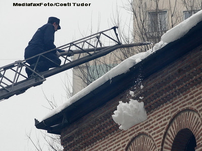 Satul de betiile nevestei, s-a urcat in copac si a amenintat ca se omoara