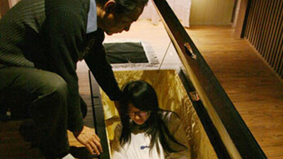 Sinistru! Studenti obligati de catre profesori sa se lase ingropati de vii!