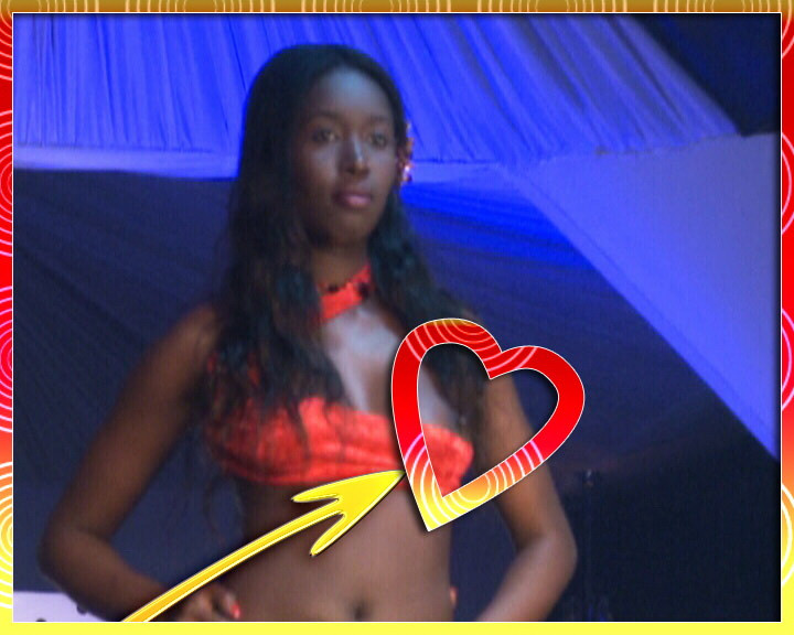 Sexy-verisoara lui N'Doye! Nafi cea de abanos si cu un san pe-afara scos!