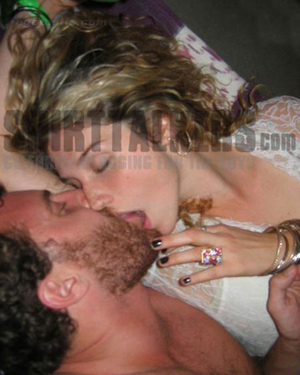 Un nou scandal incinge Internetul!Afla ce vedeta a cazut in plasa. FOTO