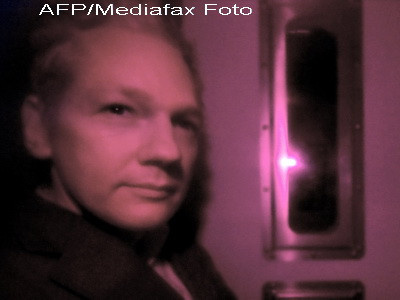 Julian Assange, fondatorul Wikileaks, ramane in arestul politiei.Afla de ce