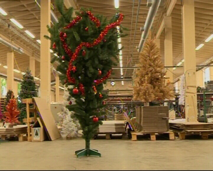 Un altfel de Craciun: brazi cu susul in jos sau negri si globuri din rodie