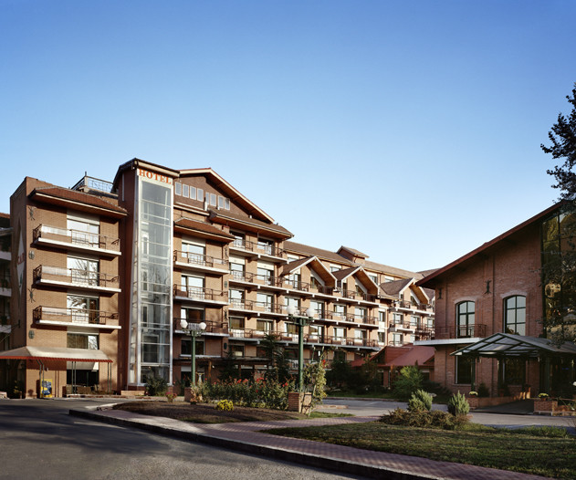 Incendiu puternic la hotelul Caro din Capitala! Mansarda a fost distrusa