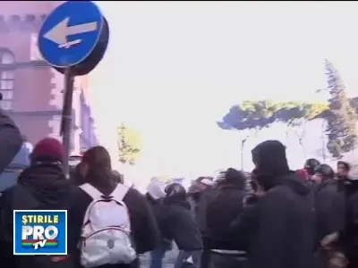 Violente de strada in Roma, dupa ce guvernul Berlusconi a trecut de motiune