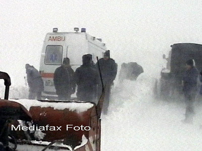 Gerul face victime. Doi morti si zeci de tamponari pe sosele