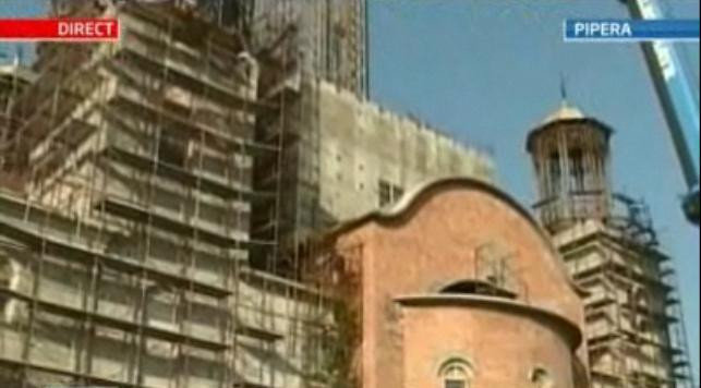 Operatiune de amploare: macara gigant pentru o cupola de 50 de tone