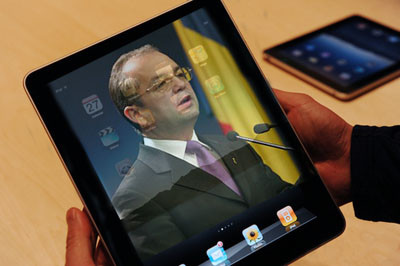 Emil Boc e dependent de iPad si ar vrea ca tableta sa aiba si functia "reject USL"