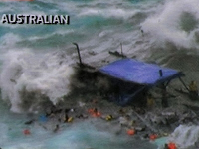 Imagini infioratoare.Zeci de imigranti se ineaca, dupa ce barca lor se rupe