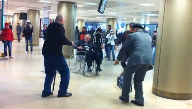 Bunici hip-hoperi ca-n Bucuresti, nicaieri nu mai gasesti. Video