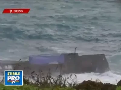 Imagini infioratoare. 50 de imigranti se ineaca, dupa ce barca lor se rupe