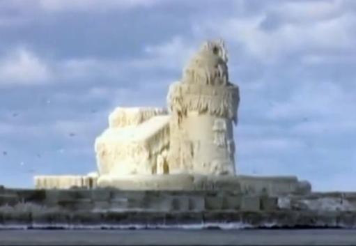 Opera de arta a naturii! Un far s-a transformat intr-un castel de gheata