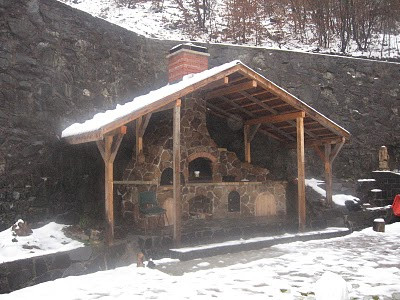 Pregatirea bunatatilor la afumatoare de Craciun, o traditie respectata