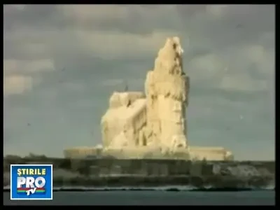Opera de arta a naturii! Un far s-a transformat in castel de gheata
