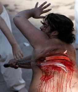 Se autoflageleaza in semn de credinta!