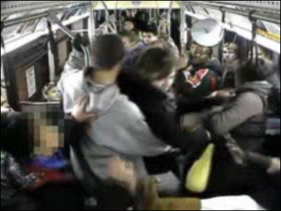 Tanara gravida, snopita in bataie de cinci fete in autobuz. Video