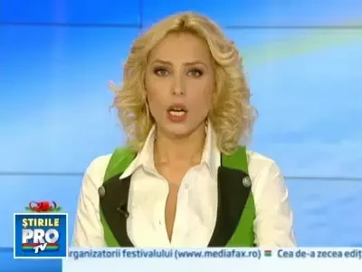 Tanara gravida, snopita in bataie de cinci fete in autobuz. Video