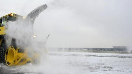 Aeroportul Henri Coanda e pregatit sa infrunte zapezile si vijeliile, cu utilaje ultra-moderne