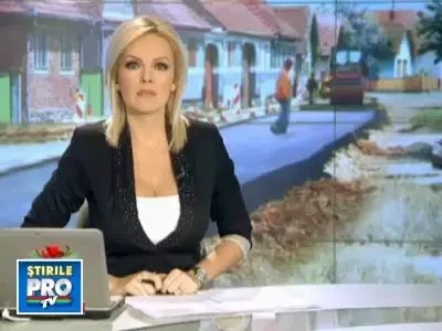 Primarii si satenii din unele localitati isi repara singuri drumurile