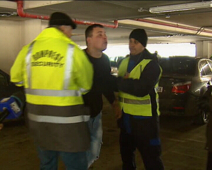 Bataie cu pumni si picioare in parcarea aeroportului Otopeni