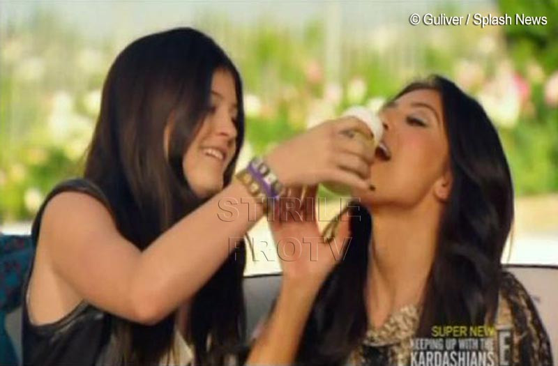 Kim Kardashian bea lapte de la sanul surorii sale!