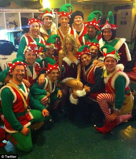 Craciunita sexy LeAnn Rimes, show pentru homosexualii care s-au sinucis