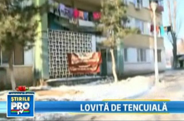 Femeie in coma, dupa ce i-a cazut in cap tencuiala de pe o cladire