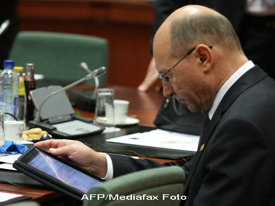 Basescu are iPad. Parlamentarii au iPad. Toata lumea se da pe tableta