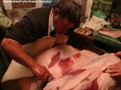 De Craciun, romanii din Maramures nu mai mananca porc, ci carne de strut