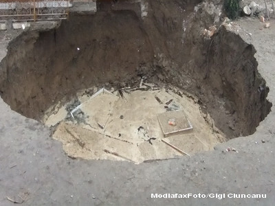 Ghinion de sofer in Romania: a nimerit cu masina intr-un crater de 2 metri
