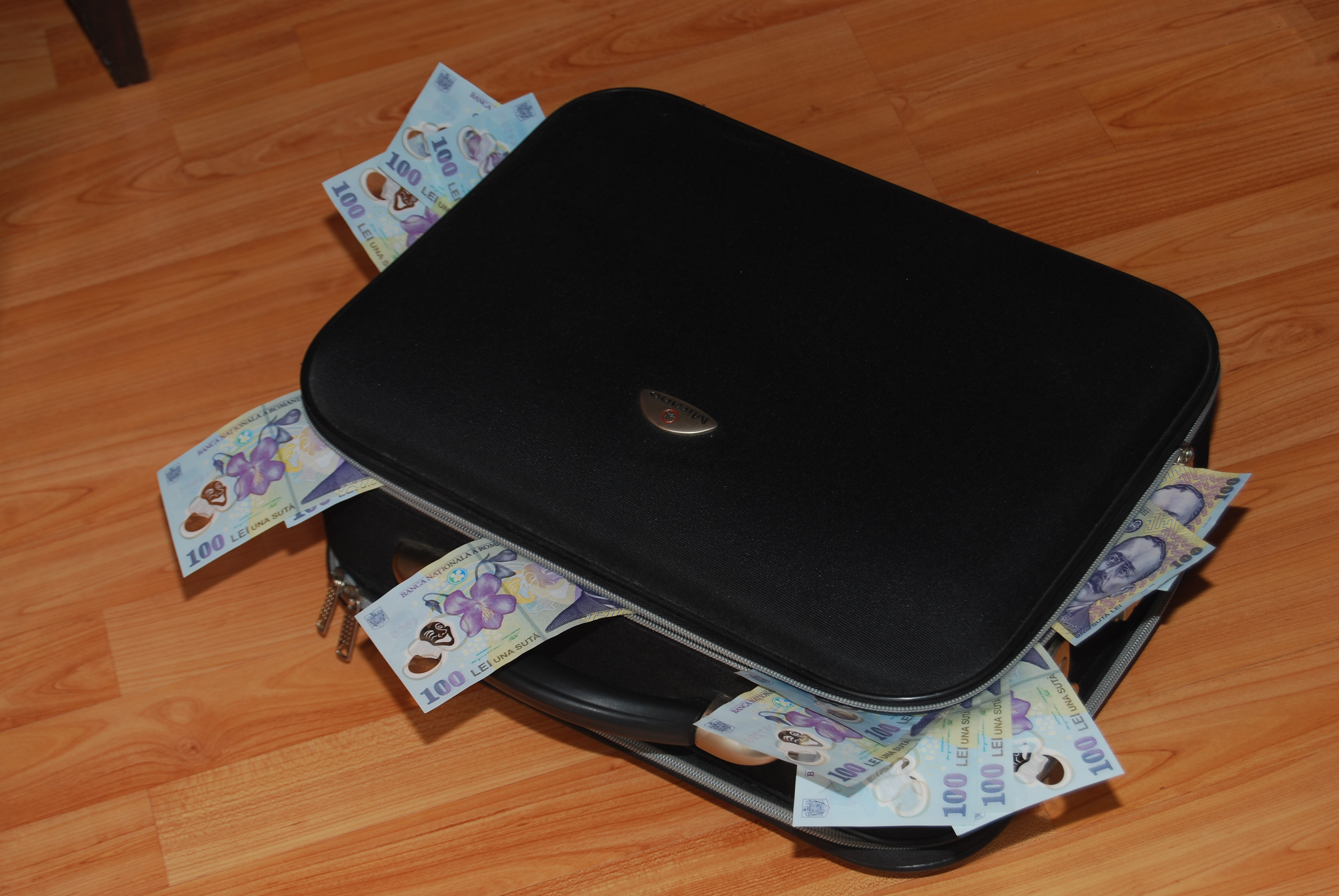 Un postas din Timisoara a ramas fara banii de pensii si alocatii. Hotii i-au furat geanta