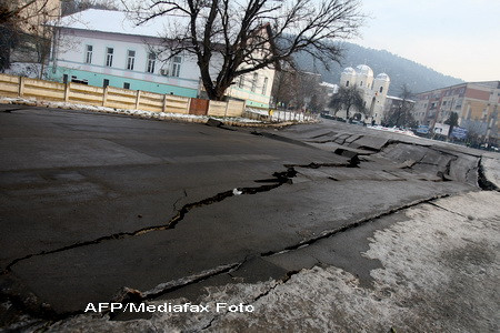 Se crapa casele in Ocna Mures. Fundatiile, afectate de craterul urias
