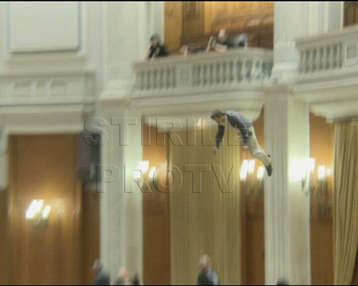 SOC IN PARLAMENT! UN BARBAT S-A ARUNCAT DE LA BALCON!