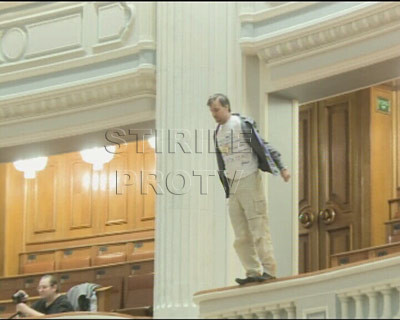 Barbatul care s-a aruncat de la balconul Camerei va fi operat miercuri